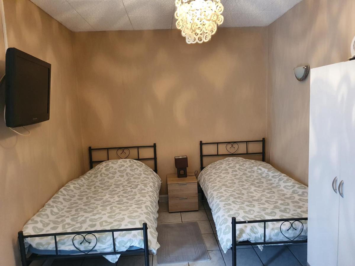 Appartement F1 Rez De Chausser Bg N°2 Bains-les-Bains Eksteriør bilde
